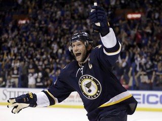 Kapitán tímu St.Louis Blues David Backes sa teší z gólu do siete Minnessoty.