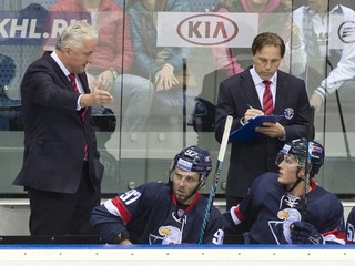 Tréner Slovana Miloš Říha (vľavo).