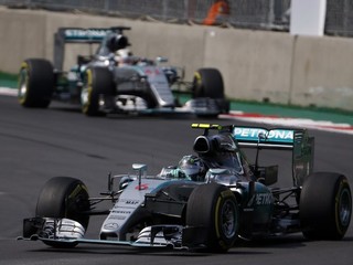 Nico Rosberg (v popredí) na čele Veľkej ceny Mexika pred tímovým kolegom a už istým majstrom sveta Lewisom Hamiltonom.