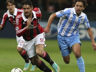 Brazílskeho útočníka (č.9) si fanúšikovia najčastejšie spájajú s pôsobením v milánskom AC.