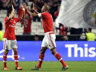 Brazílsky stopér Luisao (vpravo) rozhodol o dôležitom triumfe domácich lisabonských "orlov" nad Galatasarayom Istanbul.