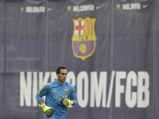 Brankár FC Barcelony Claudio Bravo počas tréningu.