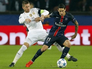 Ángel di María (vpravo) v súboji so Sergiom Ramosom.
