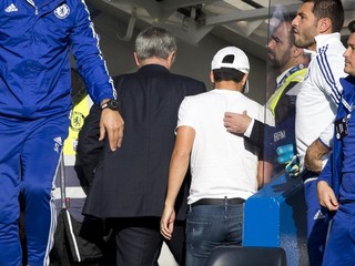 Mourinho (v obleku) odchádza do tunela po vyrovnávajúcom góle Liverpoolu, ktorý strelil Philippe Coutinho.