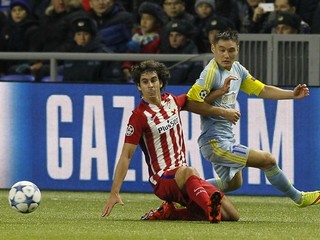 Domáci Mužikov (vpravo) v súboji so záložníkom Atlética Madrid Tiagom Mendesom.