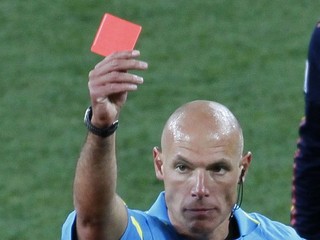 Šéfovi klubu sa nepáčili verdikty rozhodcov, zamkol ich na noc v šatni