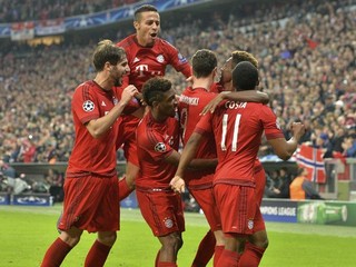 Hráči Bayernu sa radujú z gólu v sieti Arsenalu. Bayern hladko zdolal Londýnčanov 5:1.