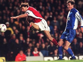 Tony Adams (vľavo) v časoch aktívnej kariéry.