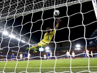 Lopta z kopačky brazílskeho legionára Williana smeruje za chrbát ukrajinského gólmana Šovkovského a Stamford Bridge o niekoľko desatín sekúnd eruptuje nadšením.