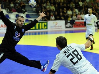Brankár Kosova Arber Cupri sa snaží zneutralizovať strelecký pokus Radoslava Antla.