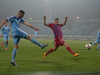 Senický stopér Róbert Pillár sa snaží zabrániť útočnej akcii domácich hráčov Slovana.