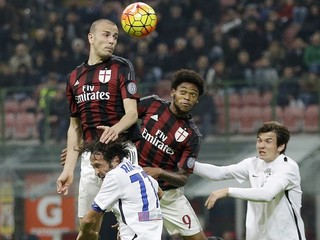 Domáci futbalisti Luca Antonelli a Luiz Adriano v súboji s obranou Atalanty.