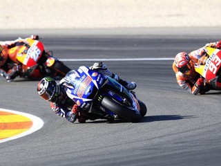 Samí Španieli. Lorenzo uniká svojim krajanom Marcovi Marquezovi (vpravo) a Danimu Pedrosovi.