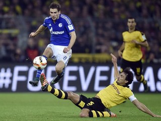 Hosťujúci Leon Goretzka (vo vzduchu) sa snaží uniknúť Mattsovi Hummelsovi.