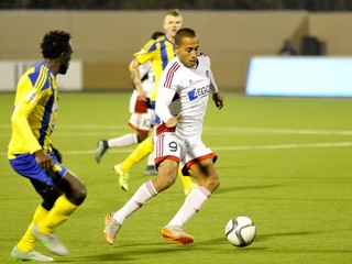 Súboj legionárov. Gino Van Kessel z AS Trenčín uniká Kwinovi z Dunajskej Stredy.