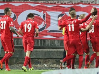 Slovenský futbalový reprezentant do 21 rokov v službách Zbrojovky Brno Martin Chrien (č. 18) sa teší so spoluhráčmi po svojom presnom zásahu do siete Liberca.