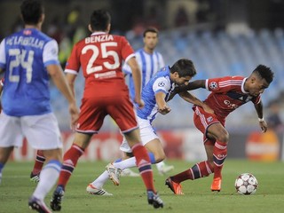 Hviezdny zakončovateľ Lyonu Alexandre Lacazette (pri lopte) sa v zápase proti St. Etienne pprezentoval hetrikom.