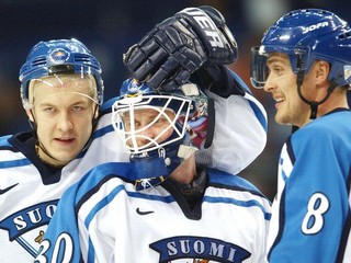 Takto sa tešil Selänne (vpravo) v roku 2002 na olympiáde v Salt Lake City po výhre Fínska nad Bieloruskom.