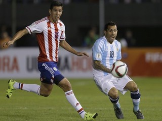 Carlos Tévez (vpravo) si v najbližšom kvalifikačnom zápase dres Argentíny zrejme neoblečie.
