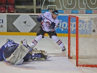 Hráč Banskej Bystrice Ondrej Mikula strieľa gól do siete brankára Nitry Michala Valenta.