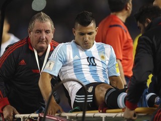 Sergio Agüero sa zranil počas reprezentačného súboja Argentíny s Ekvádorom.