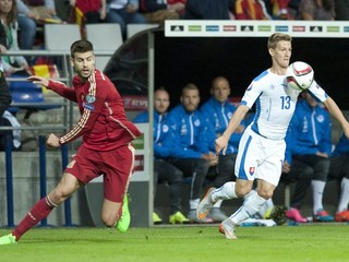 Patrik Hrošovský (vpravo) zasiahol aj do zápasu kvalifikácie o postup na majstrovstvá Európy 2016 v Španielsku. Na snímke získava loptu po súboji s Gerardom Piquém.