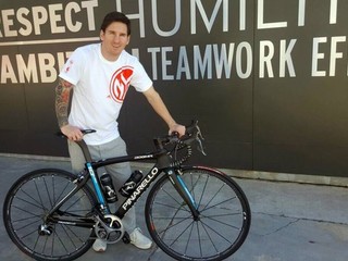 Lionel Messi so svojím novým darčekom.