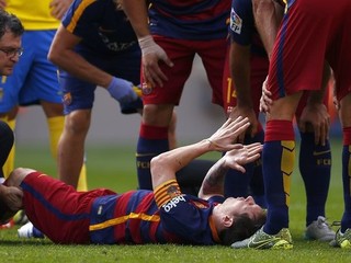 Lionel Messi sa zranil v ligovom zápase s Las Palmas, keď sa po tvrdom strete s obrancom zvíjal od bolesti na zemi.