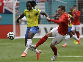 Felipe Caicedo (vľavo) strelil prvý gól Ekvádora proti Uruguaju.