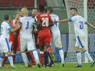 Nervózny záver - potýčka slovenských futbalistov v zápase proti Švajčiarsku, jedným z jej aktérov bol aj Martin Škrtel (s číslom 3).