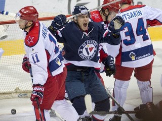 Andrej Šťastný sa teší z gólu do siete CSKA Moskva.