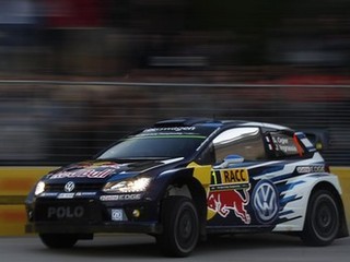Sébastien Ogier je zatiaľ vo Walese suverénny.