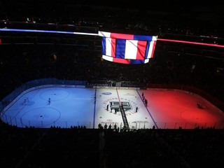 Pred zápasom medzi Los Angeles Kings a Edmontonom Oilers vysvietili ľadovú plochu i informačnú kocku nad ňou vo francúzskej trikolóre.