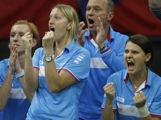 Lucie Šafářová (vpravo) povzbudzovala svoje spoluhráčky počas celého finále Pohára federácie iba z lavičky.
