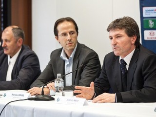 Jozef Kliment (vpravo) útoky ostro odsúdil, v bezpečnosť šampionátu aj našich futbalistov však verí.