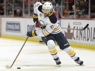 Tím Sibir Novosibirsk, za ktorý hrá Andrej Meszároš (na snímke), sa herne trápi.