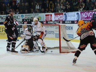 Hokejisti Fribourgu pália na bránu Lugana. V zlato-čiernom drese bude hrávať už aj Martin Réway.