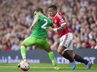 Memphis Depay (vpravo) nosí v Manchestri United číslo, ktoré v minulosti okrem Davida Beckhama patrilo napríklad aj Cristianovi Ronaldovi.