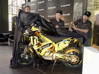Štefan Svitko (v strede) vo štvrtok odhalil svoju motorku pre Rely Dakar.