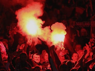 Bezpečnostné opatrenia na štadiónoch sa zvyšujú priamo úmerne s vynaliezavosťou fanúšikov, respektíve futbalových chuligánov.