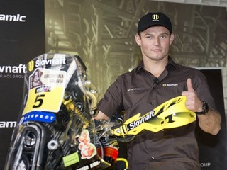 Slovenský motocyklový reprezentant Štefan Svitko na novej motorke počas tlačovej konferencie pred januárovým štartom prestížnej Rely Dakar 2016.