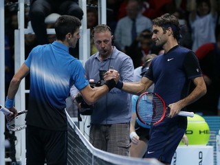 Postúpili obaja. Novak Djokovič, ako aj Roger Federer sa prebojovali v Londýne medzi najlepšiu štvoricu.