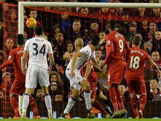 Pred reprezentačnou prestávkou futbalisti Liverpoolu doma senzačne nestačili na Crystal Palace. Na snímke strieľa víťazný gól Scott Dann (tretí sprava).