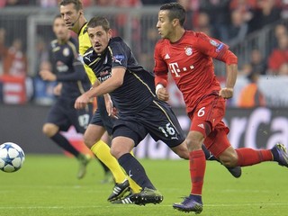 Arijan Ademi (vľavo) v súboji s Thiagom Alcantarom z Bayernu Mníchov v zápase Ligy majstrov.