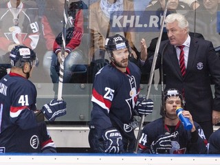Tréner Miloš Říha (vpravo) na striedačke Slovana - zľava Patrik Lušňák, Marek Viedenský a Žiga Jeglič.