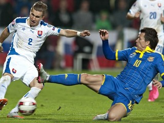 Peter Pekarík (vľavo) utrpel zranenie ramena v zápase s Ukrajinou.