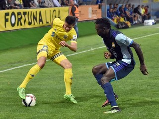 Hráč Dunajskej Stredy Noe Achille Kwin (vpravo) sa snaží zastaviť futbalistu súpera Martina Regáliho.