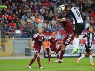 Hráč Myjavy Juraj Kóňa (s číslom 6) strieľa hlavou prvý gól zápasu v Podbrezovej.
