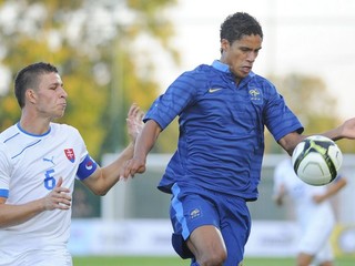 Hviezdny súper- Kiss (vľavo) v drese slovenskej reprezentácie do 21 rokov proti Francúzovi Raphaelovi Varanemu.