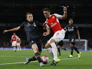 Mesut Özil z Arsenalu (uprostred) a Lucas Leiva z Liverpoolu (vľavo) bojujú o loptu.